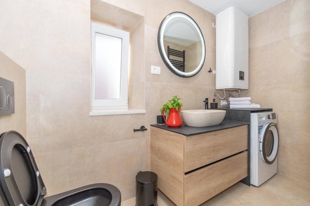 Ivka Makarska - modern&luxurious oldtown apartament Bagian luar foto